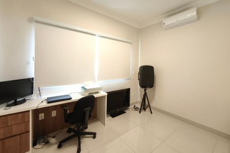 Casa de condomínio à venda com 268m², 4 quartos e 4 vagasEscritório