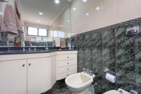 Apartamento à venda com 140m², 3 quartos e 3 vagasBanheiro do quarto 1