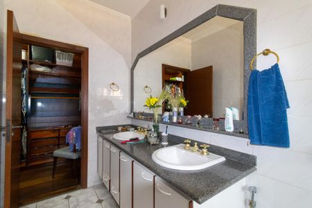 Casa de condomínio à venda com 402m², 3 quartos e 4 vagasBanheiro da Suíte 1