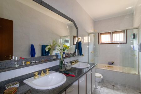 Casa de condomínio à venda com 402m², 3 quartos e 4 vagasBanheiro da Suíte 1