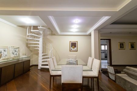 Casa de condomínio à venda com 402m², 3 quartos e 4 vagasSala