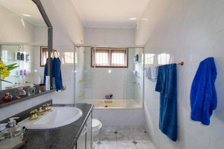 Casa de condomínio à venda com 402m², 3 quartos e 4 vagasBanheiro da Suíte 1