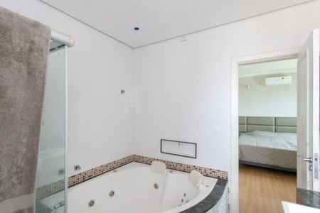 Casa de condomínio para alugar com 310m², 3 quartos e 4 vagas Casa de condomínio para alugar com 310m², 3 quartos e 4 vagasBanheiro da Suíte
