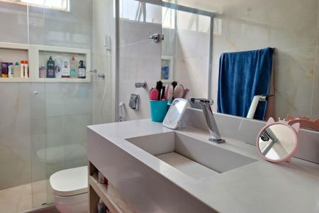 Apartamento à venda com 83m², 2 quartos e 1 vaga Apartamento à venda com 83m², 2 quartos e 1 vagaBanheiro Social