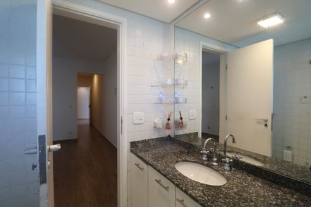Apartamento para alugar com 190m², 4 quartos e 2 vagas Apartamento para alugar com 190m², 4 quartos e 2 vagasBanheiro Suíte