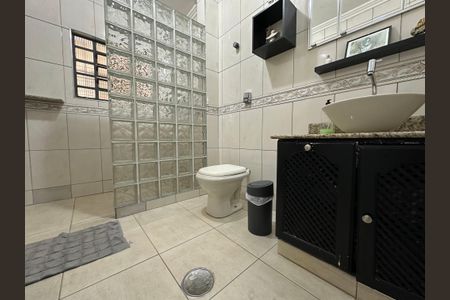 Casa à venda com 240m², 3 quartos e 2 vagasBanheiro