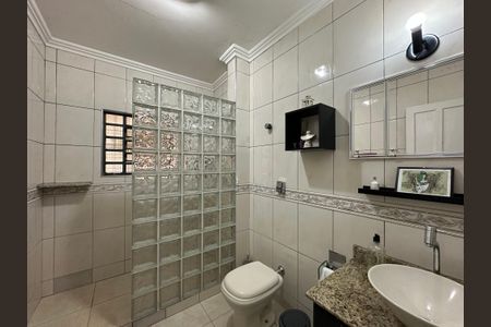 Casa à venda com 240m², 3 quartos e 2 vagasBanheiro