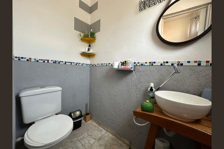 Casa à venda com 240m², 3 quartos e 2 vagasBanheiro 