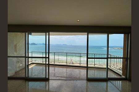 Apartamento à venda com 205m², 4 quartos e 4 vagasVaranda da sala