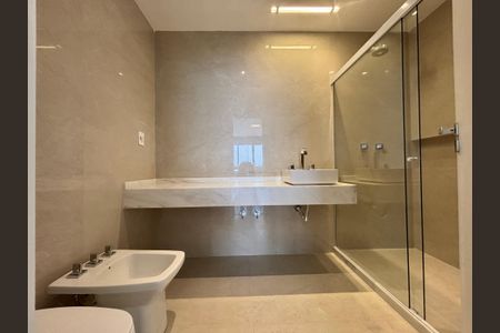 Apartamento à venda com 205m², 4 quartos e 4 vagasBanheiro da Suíte 2