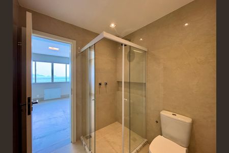 Apartamento à venda com 205m², 4 quartos e 4 vagasBanheiro da Suíte 1