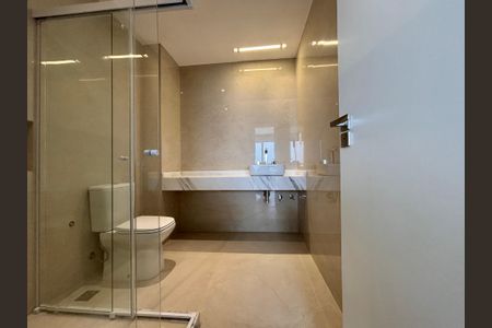 Apartamento à venda com 205m², 4 quartos e 4 vagasBanheiro da Suíte 1