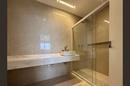 Apartamento à venda com 205m², 4 quartos e 4 vagasBanheiro da Suíte 2