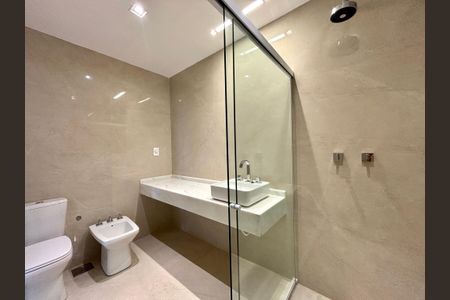 Apartamento à venda com 205m², 4 quartos e 4 vagasBanheiro da Suíte 2