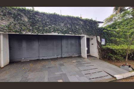 Casa à venda com 296m², 3 quartos e 2 vagasFachada