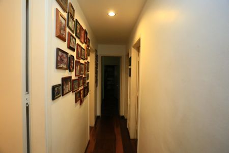 Casa à venda com 296m², 3 quartos e 2 vagasCorredor