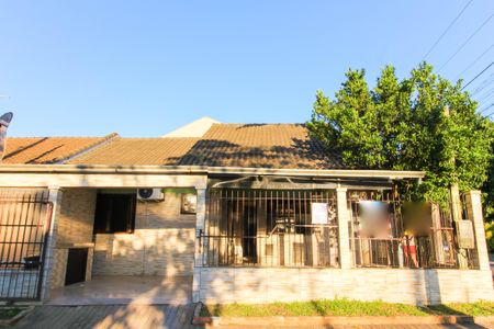 Casa à venda com 80m², 3 quartos e 2 vagas Casa à venda com 80m², 3 quartos e 2 vagasFachada