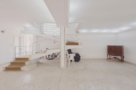 Casa à venda com 418m², 4 quartos e 8 vagasSala