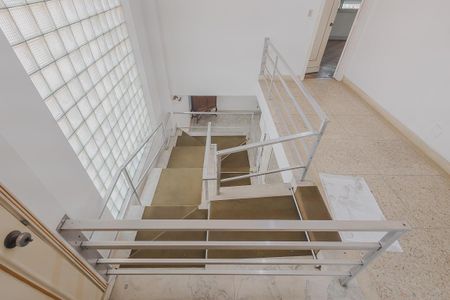 Casa à venda com 418m², 4 quartos e 8 vagasEscada