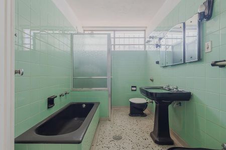 Casa à venda com 418m², 4 quartos e 8 vagasBanheiro