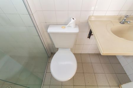 Banheiro de apartamento para alugar com 1 quarto, 37m² em Vila Carmosina, São Paulo