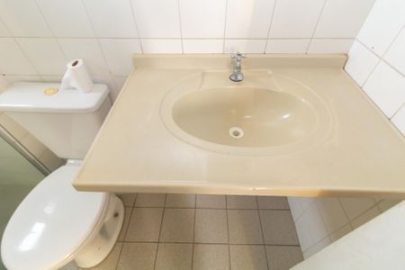 Banheiro de apartamento para alugar com 1 quarto, 37m² em Vila Carmosina, São Paulo