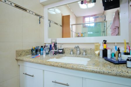 Casa à venda com 221m², 3 quartos e 2 vagasCasa 1 - Banheiro da Suíte