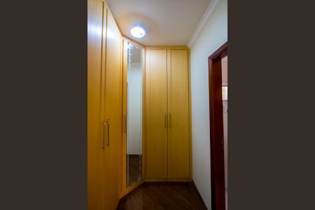 Casa à venda com 347m², 4 quartos e 6 vagas Casa à venda com 347m², 4 quartos e 6 vagasCorredor