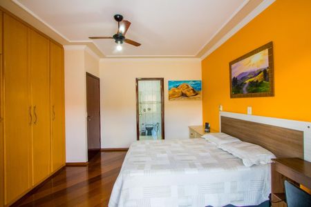 Casa à venda com 347m², 4 quartos e 6 vagas Casa à venda com 347m², 4 quartos e 6 vagasQuarto