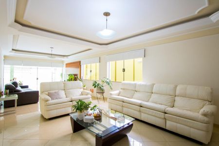 Casa à venda com 347m², 4 quartos e 6 vagas Casa à venda com 347m², 4 quartos e 6 vagasSala