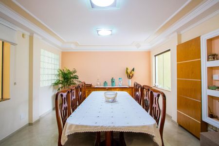 Casa à venda com 347m², 4 quartos e 6 vagas Casa à venda com 347m², 4 quartos e 6 vagasSala