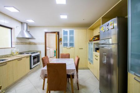 Casa à venda com 347m², 4 quartos e 6 vagas Casa à venda com 347m², 4 quartos e 6 vagasCozinha