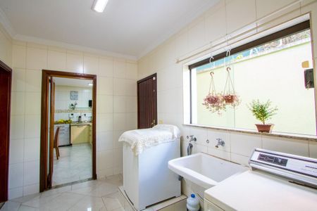 Casa à venda com 347m², 4 quartos e 6 vagas Casa à venda com 347m², 4 quartos e 6 vagasLavanderia