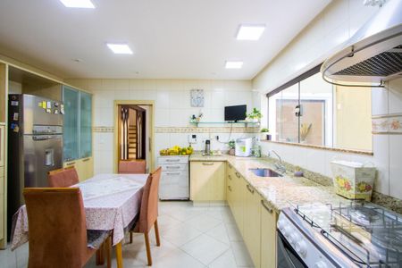 Casa à venda com 347m², 4 quartos e 6 vagas Casa à venda com 347m², 4 quartos e 6 vagasCozinha