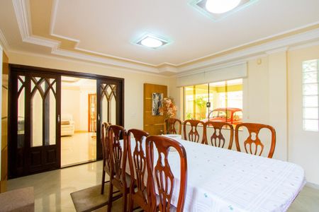 Casa à venda com 347m², 4 quartos e 6 vagas Casa à venda com 347m², 4 quartos e 6 vagasSala