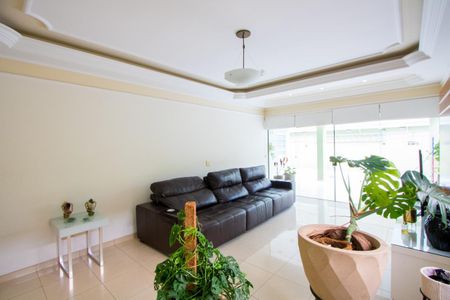 Casa à venda com 347m², 4 quartos e 6 vagas Casa à venda com 347m², 4 quartos e 6 vagasSala