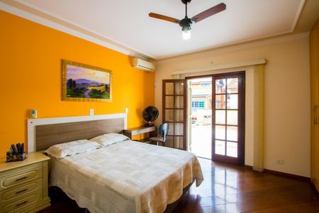 Casa à venda com 347m², 4 quartos e 6 vagas Casa à venda com 347m², 4 quartos e 6 vagasQuarto