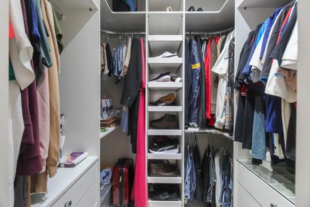 Apartamento à venda com 127m², 3 quartos e 2 vagas Apartamento à venda com 127m², 3 quartos e 2 vagasCloset da suíte