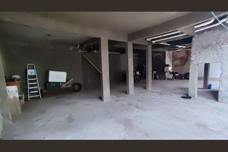 Casa de condomínio à venda com 398m², 5 quartos e 2 vagasPorão
