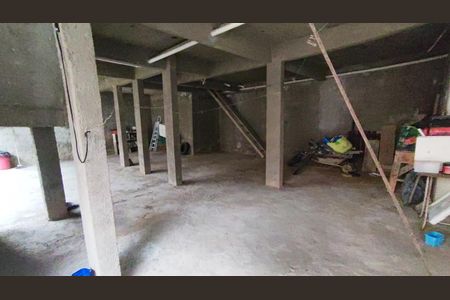 Casa de condomínio à venda com 398m², 5 quartos e 2 vagasPorão