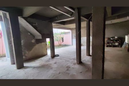 Casa de condomínio à venda com 398m², 5 quartos e 2 vagasPorão