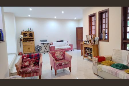 Casa de condomínio à venda com 398m², 5 quartos e 2 vagasSala