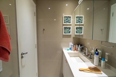 Apartamento à venda com 73m², 2 quartos e 2 vagasBanheiro da Suíte