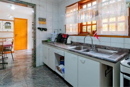 Casa à venda com 228m², 4 quartos e 4 vagas