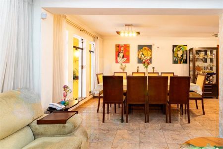 Casa à venda com 228m², 4 quartos e 4 vagas