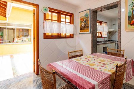 Casa à venda com 228m², 4 quartos e 4 vagas