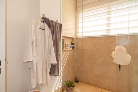 Apartamento à venda com 475m², 4 quartos e 4 vagasBanheiro da Suíte 2