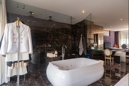 Apartamento à venda com 475m², 4 quartos e 4 vagasBanheiro da Suíte 1