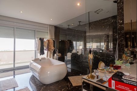 Apartamento à venda com 475m², 4 quartos e 4 vagasBanheiro da Suíte 1