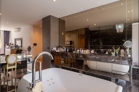 Apartamento à venda com 475m², 4 quartos e 4 vagasBanheiro da Suíte 1